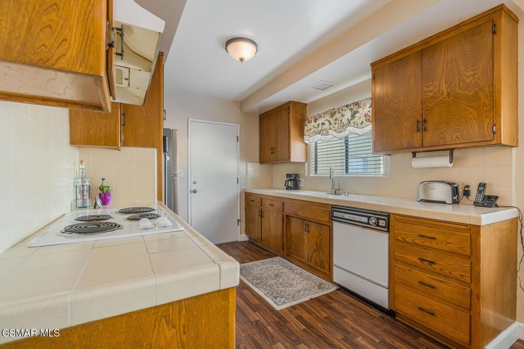 Image 11 of property listing at 9720 Sophia Avenue, North Hills, CA 91343