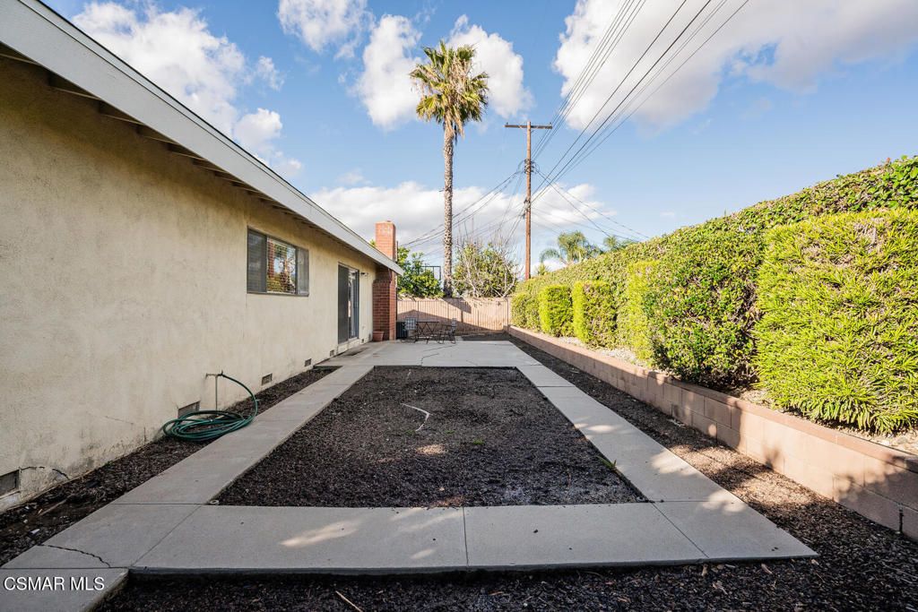 Image 25 of property listing at 9720 Sophia Avenue, North Hills, CA 91343