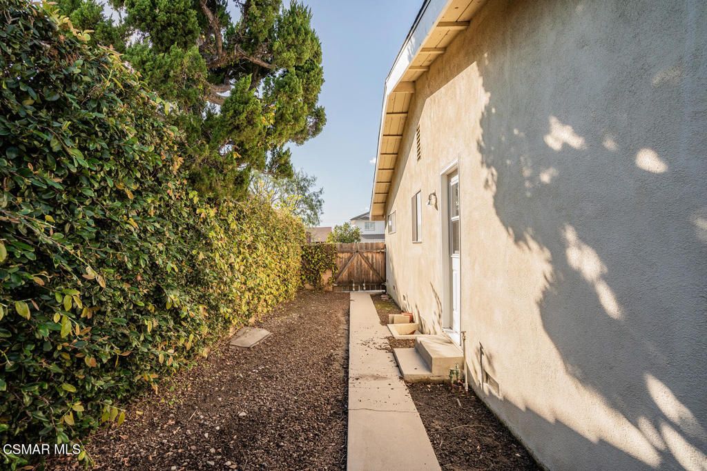 Image 27 of property listing at 9720 Sophia Avenue, North Hills, CA 91343