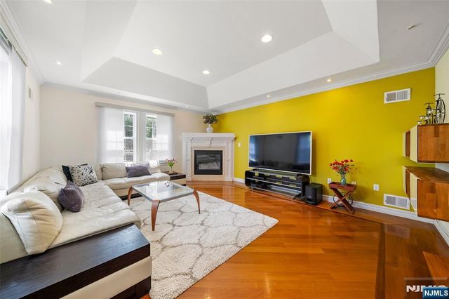 392 Oak Avenue, River Edge, NJ 07661