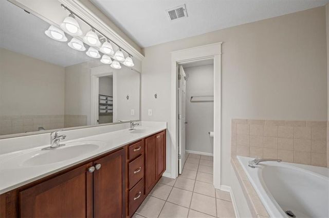 2911 Gentry Park Parkway, Kansas City, MO 64116