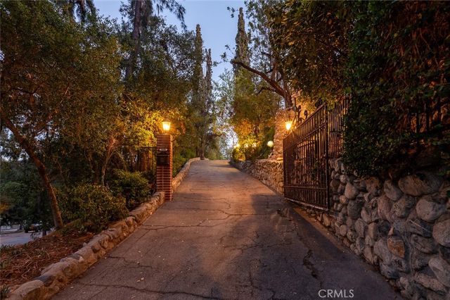 1535 Royal Boulevard, Glendale, CA 91207