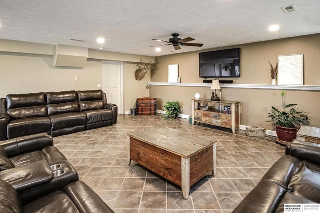 512 5th Street, Yutan, NE 68073