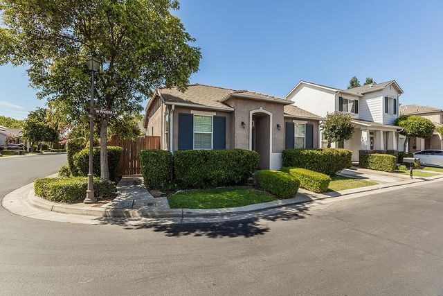 704 W Riviera Lane, Clovis, CA 93619