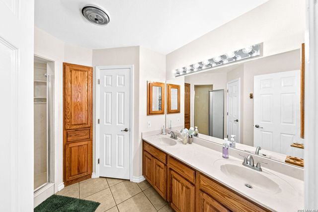 248 Hunters Dawn Dr, La Vernia, TX 78121