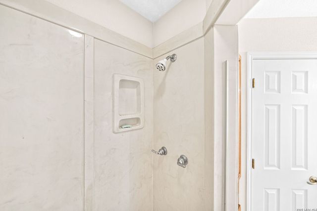 248 Hunters Dawn Dr, La Vernia, TX 78121