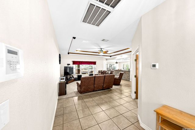 248 Hunters Dawn Dr, La Vernia, TX 78121