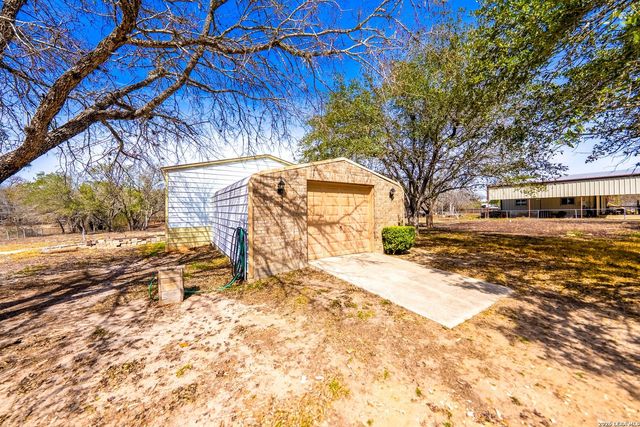 248 Hunters Dawn Dr, La Vernia, TX 78121