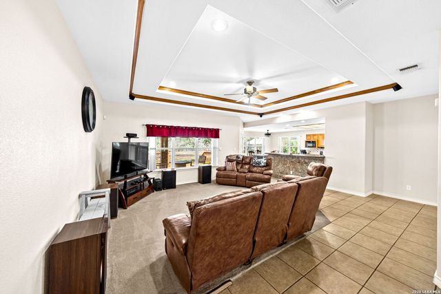 248 Hunters Dawn Dr, La Vernia, TX 78121