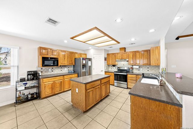 248 Hunters Dawn Dr, La Vernia, TX 78121