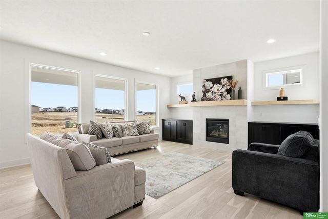 5614 N 213th Street, Elkhorn, NE 68022