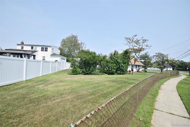 101 Phyllis Drive, Lindenhurst, NY 11757