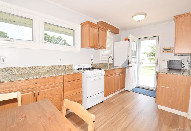 101 Phyllis Drive, Lindenhurst, NY 11757