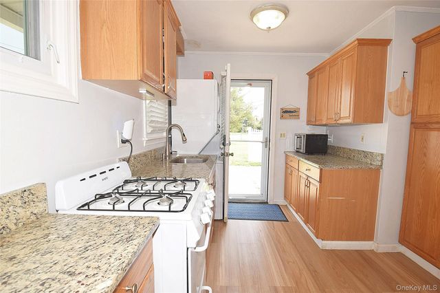 101 Phyllis Drive, Lindenhurst, NY 11757