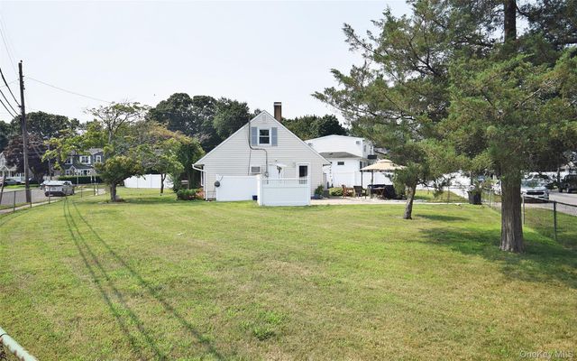 101 Phyllis Drive, Lindenhurst, NY 11757
