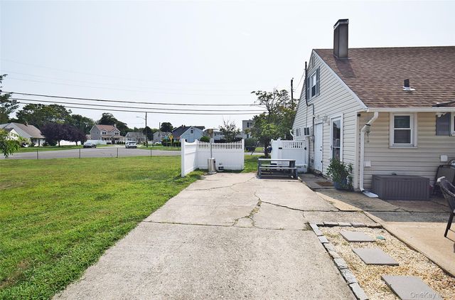 101 Phyllis Drive, Lindenhurst, NY 11757