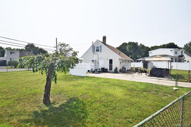 101 Phyllis Drive, Lindenhurst, NY 11757