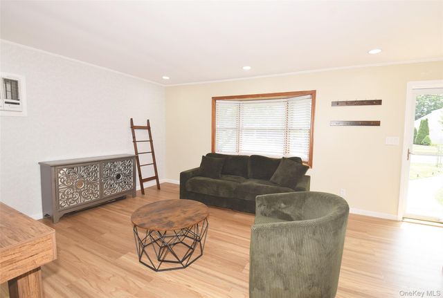 101 Phyllis Drive, Lindenhurst, NY 11757