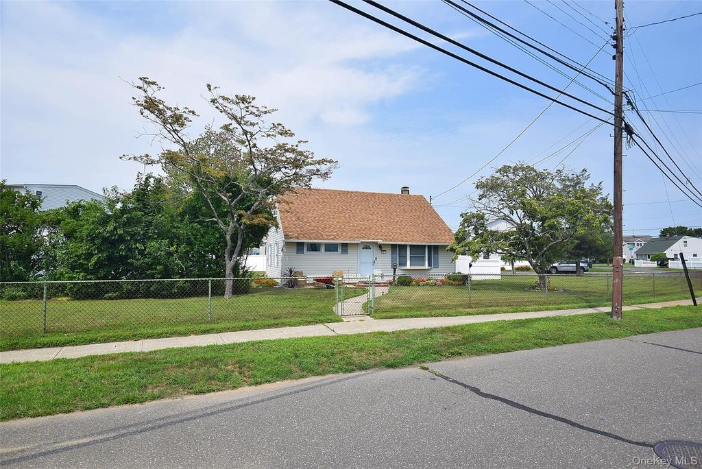 101 Phyllis Drive, Lindenhurst, NY 11757 — exterior