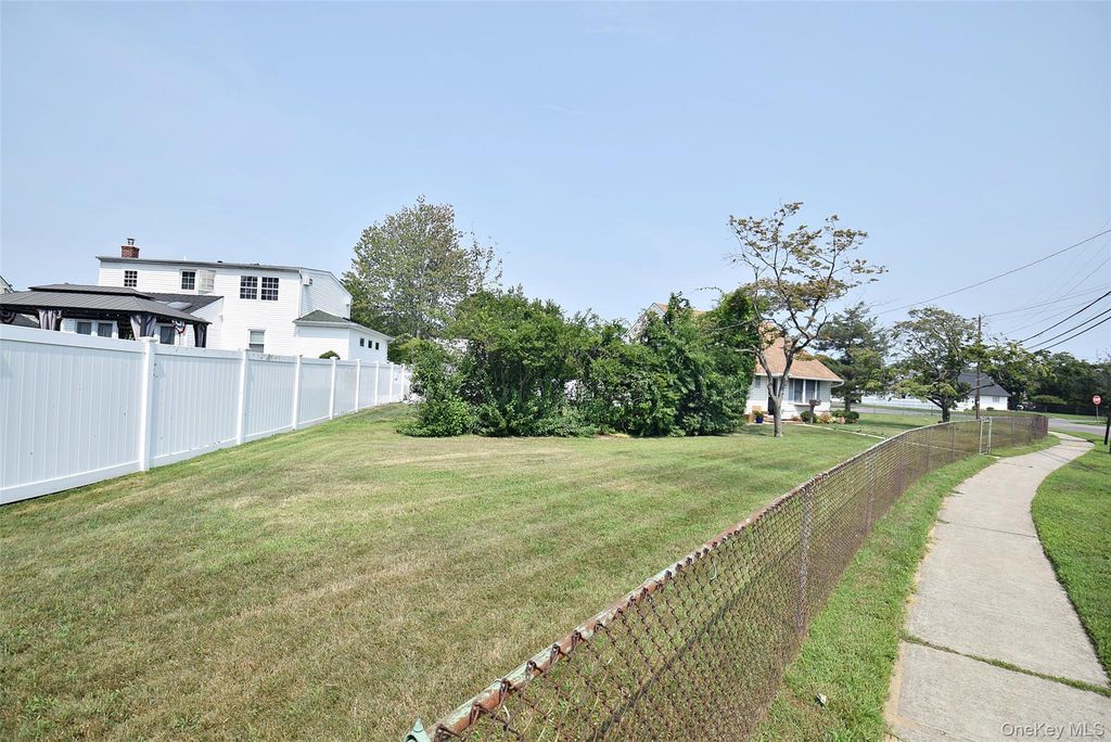 101 Phyllis Drive, Lindenhurst, NY 11757 — photo 2