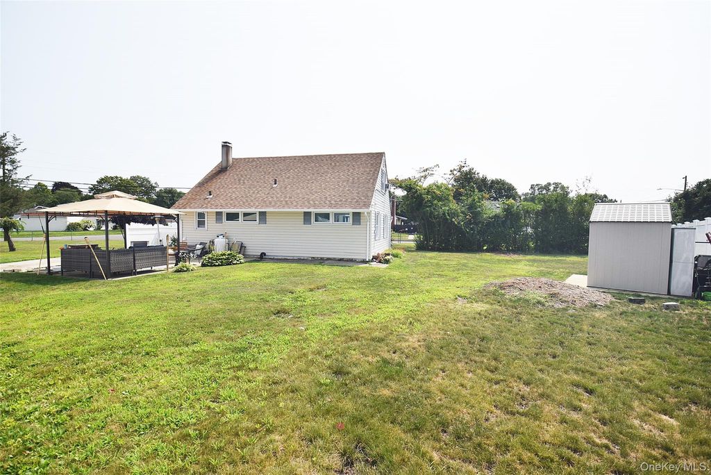 101 Phyllis Drive, Lindenhurst, NY 11757 — photo 5