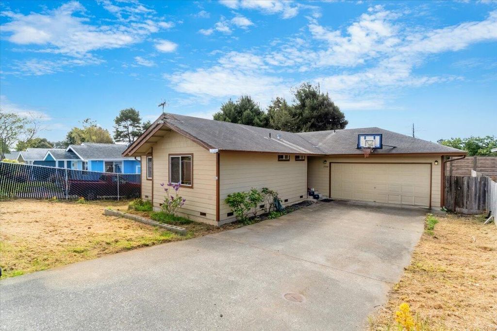 2260 Thiel Avenue, Mckinleyville, CA 95519
