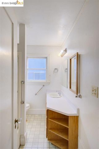 877 Alma Pl, Oakland, CA 94610