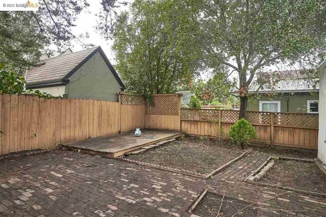 877 Alma Pl, Oakland, CA 94610