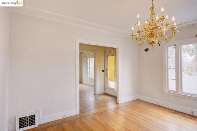 877 Alma Pl, Oakland, CA 94610