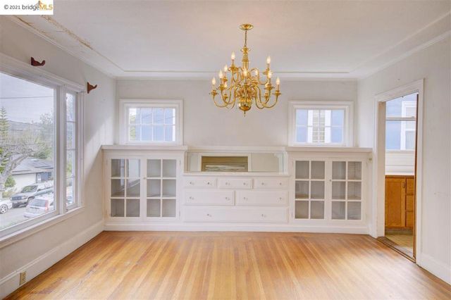 877 Alma Pl, Oakland, CA 94610