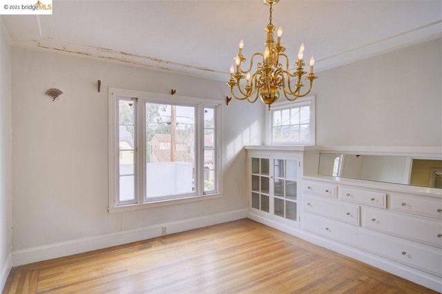 877 Alma Pl, Oakland, CA 94610