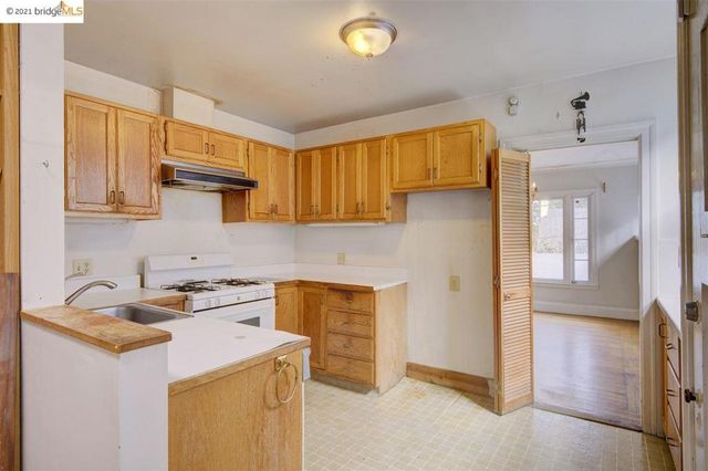 877 Alma Pl, Oakland, CA 94610