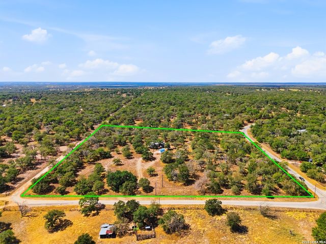 100 SANDY OAK LN, Stockdale, TX 78160