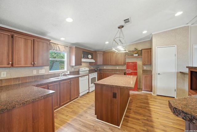 100 SANDY OAK LN, Stockdale, TX 78160