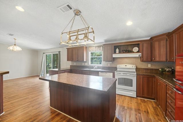 100 SANDY OAK LN, Stockdale, TX 78160