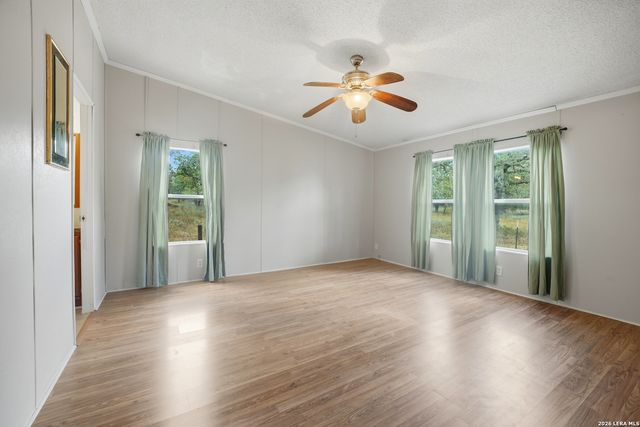 100 SANDY OAK LN, Stockdale, TX 78160