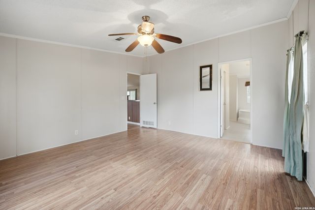 100 SANDY OAK LN, Stockdale, TX 78160