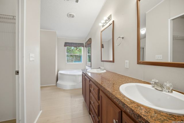 100 SANDY OAK LN, Stockdale, TX 78160