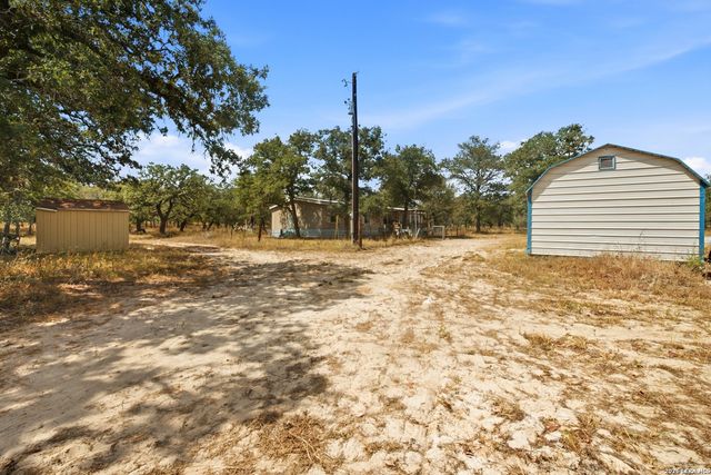 100 SANDY OAK LN, Stockdale, TX 78160