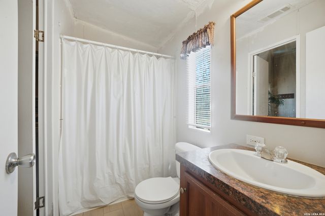 100 SANDY OAK LN, Stockdale, TX 78160