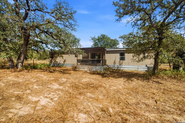 100 SANDY OAK LN, Stockdale, TX 78160