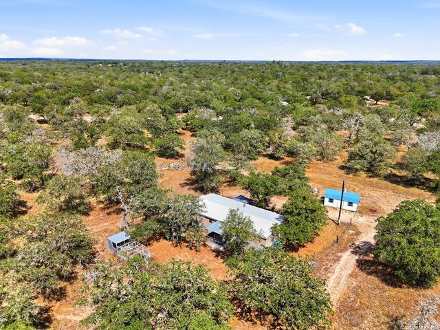 100 SANDY OAK LN, Stockdale, TX 78160