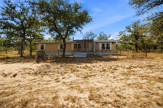 100 SANDY OAK LN, Stockdale, TX 78160
