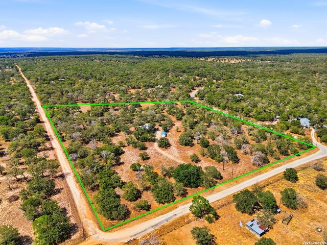 100 SANDY OAK LN, Stockdale, TX 78160