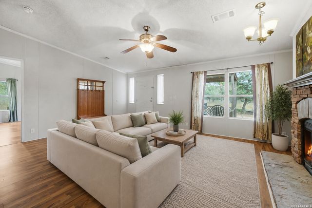 100 SANDY OAK LN, Stockdale, TX 78160