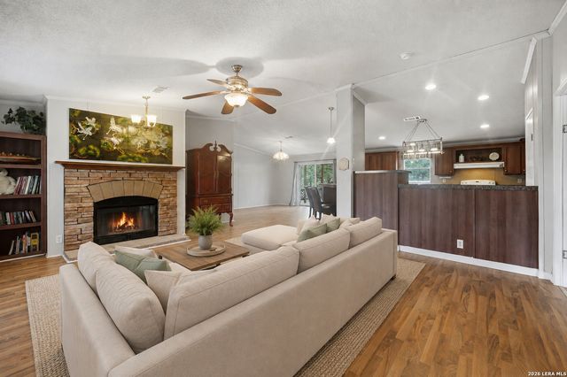 100 SANDY OAK LN, Stockdale, TX 78160