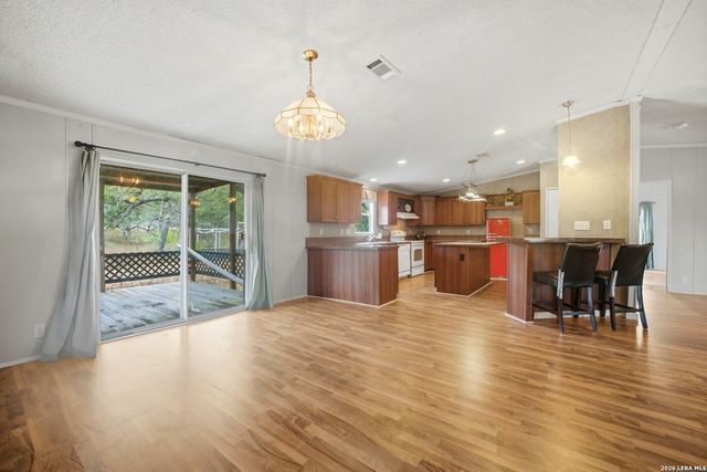 100 SANDY OAK LN, Stockdale, TX 78160