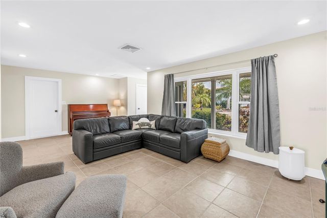 4000 14TH STREET NE, St Petersburg, FL 33703