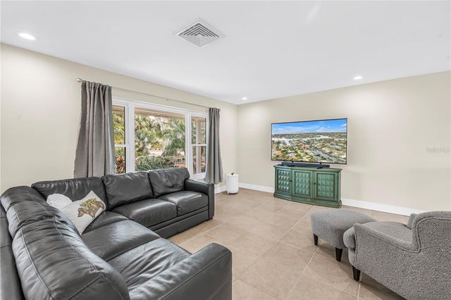 4000 14TH STREET NE, St Petersburg, FL 33703