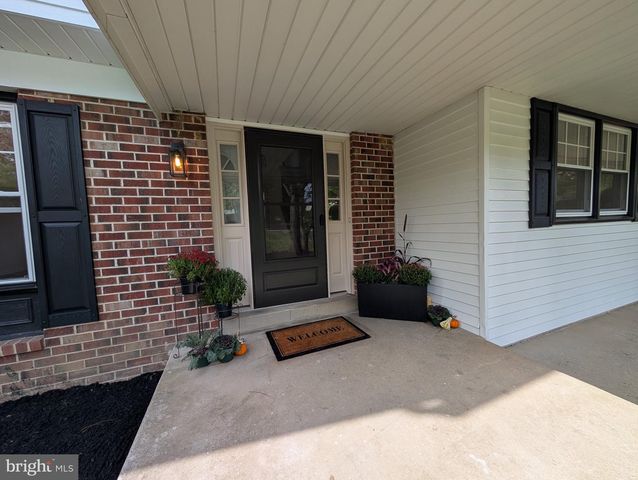 13 BROOK LN, Chalfont, PA 18914